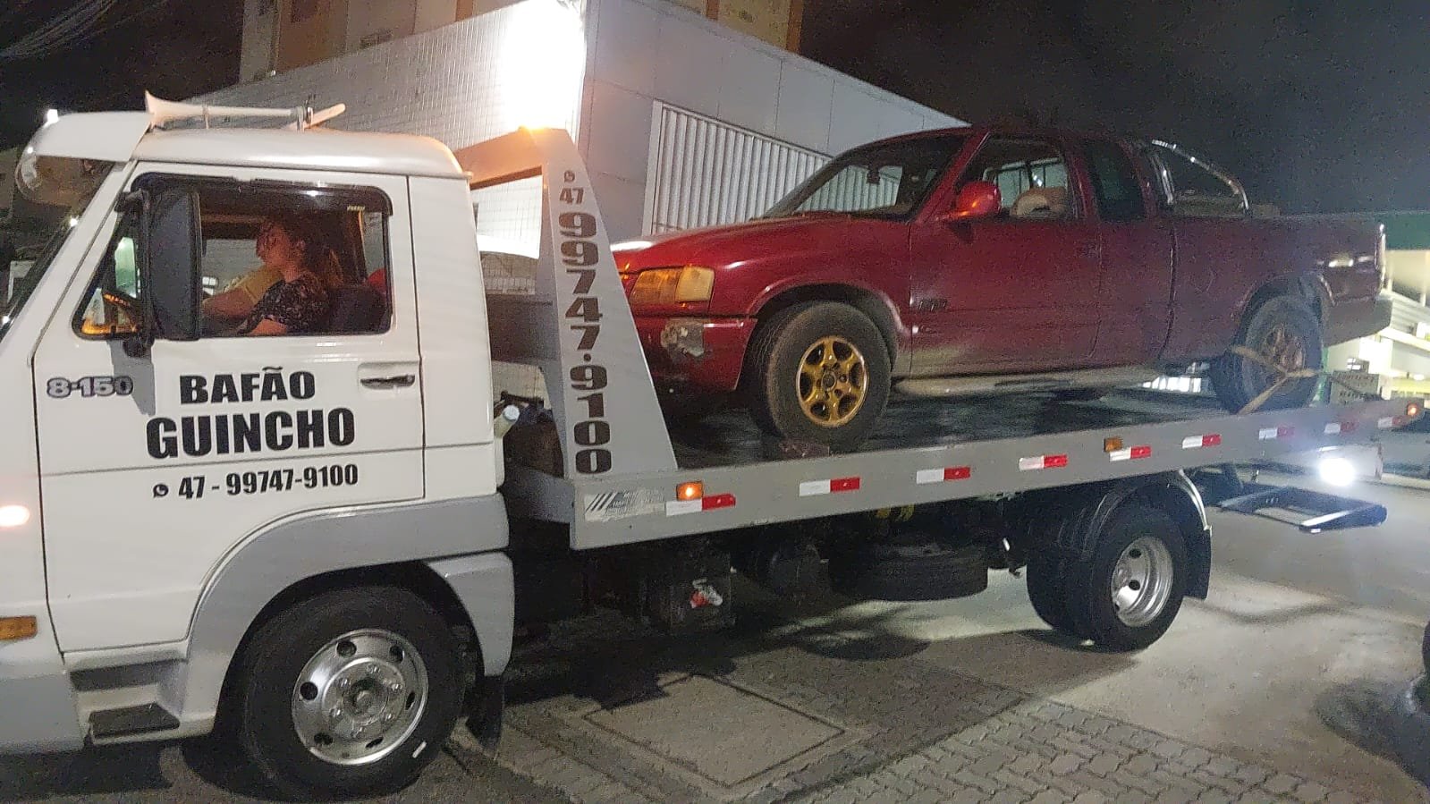 Caminhão plataforma hidráulica da Bafão Guincho posicionado para atendimento
